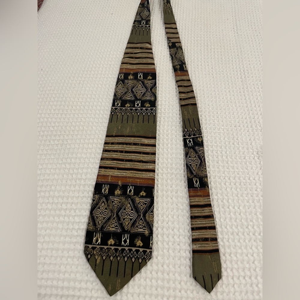 Vintage 90s necktie from Bachrach men’s store.